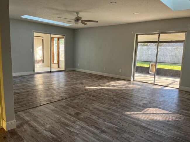 Building Photo - 325 Redwing Way