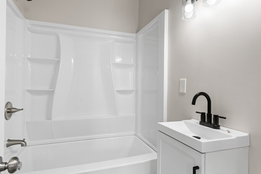 Building Photo - 3515 Greenway Dr