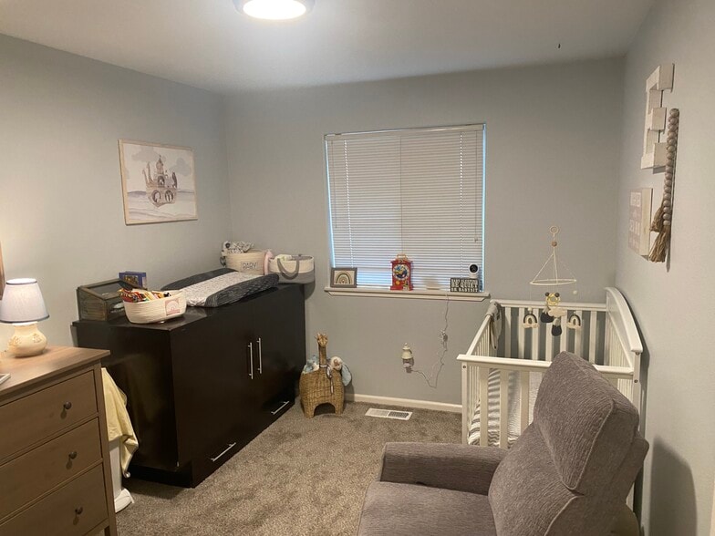 2nd bedroom with closet - 2122 Howard St