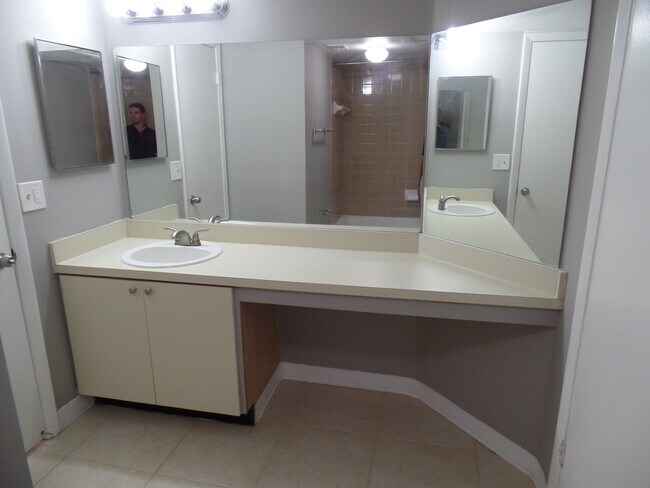 Building Photo - 2850 N Oakland Forest Dr