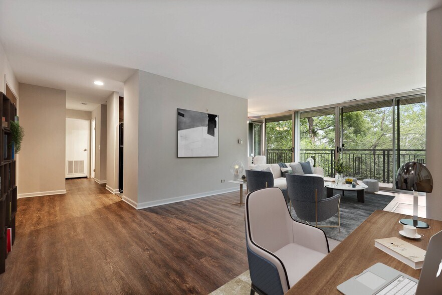 Living room - 5900 Oakwood Dr