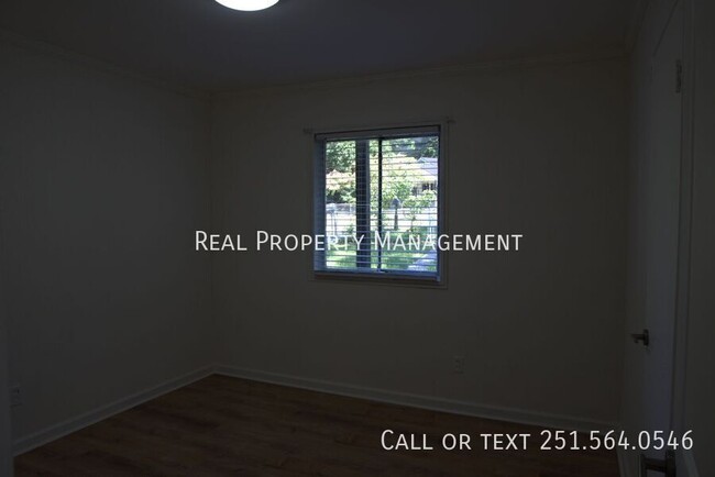 Building Photo - 4060 Cresthaven Rd