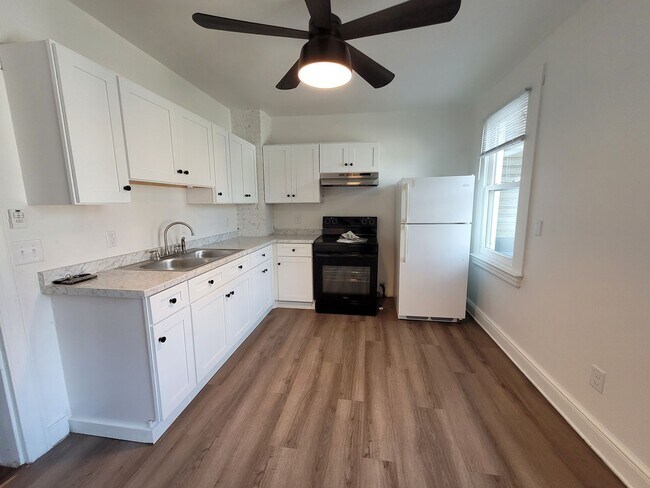 Building Photo - 565 W Market St