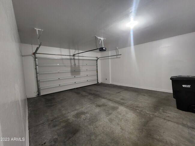 Building Photo - 6519 E Bluefield Ave