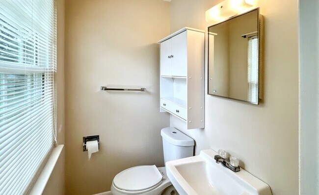 Building Photo - Beautiful 3 Bed and 2.5 Bath Home, Pool In...