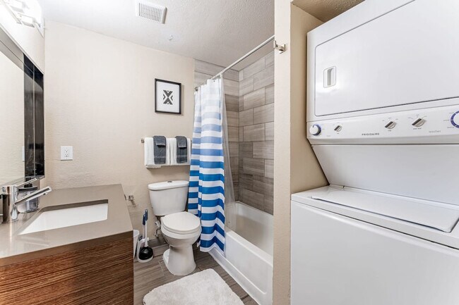 Building Photo - 2409 Town Lake Cir