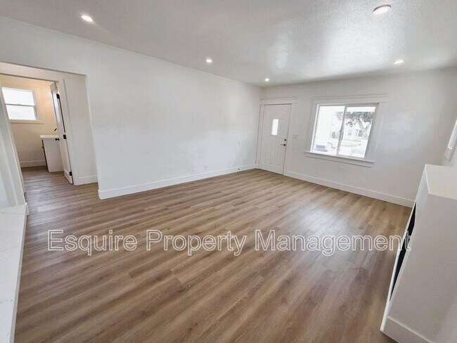 Building Photo - 514 S Seaward Ave