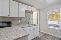 Building Photo - Cute Single Family Home Ready Now!