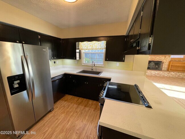 Building Photo - 1136 Willow Ln