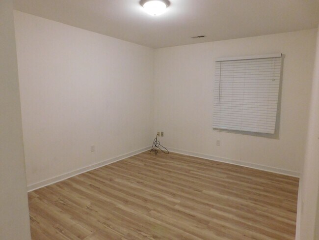 Building Photo - 1522 College Way