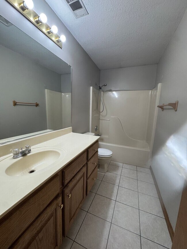 Building Photo - 3 Bed / 2 Bath Available Now