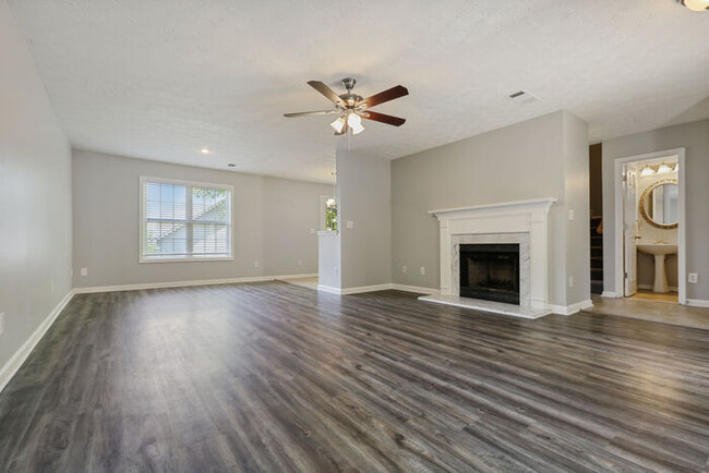 Building Photo - Fall in love with this home in Lawrenceville!