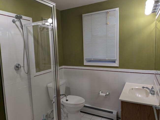 Building Photo - Gorgeous 4 Bed, 3 Bed House for Rent in Me...