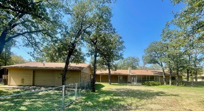 Building Photo - Quiet Community Living in Elm Mott