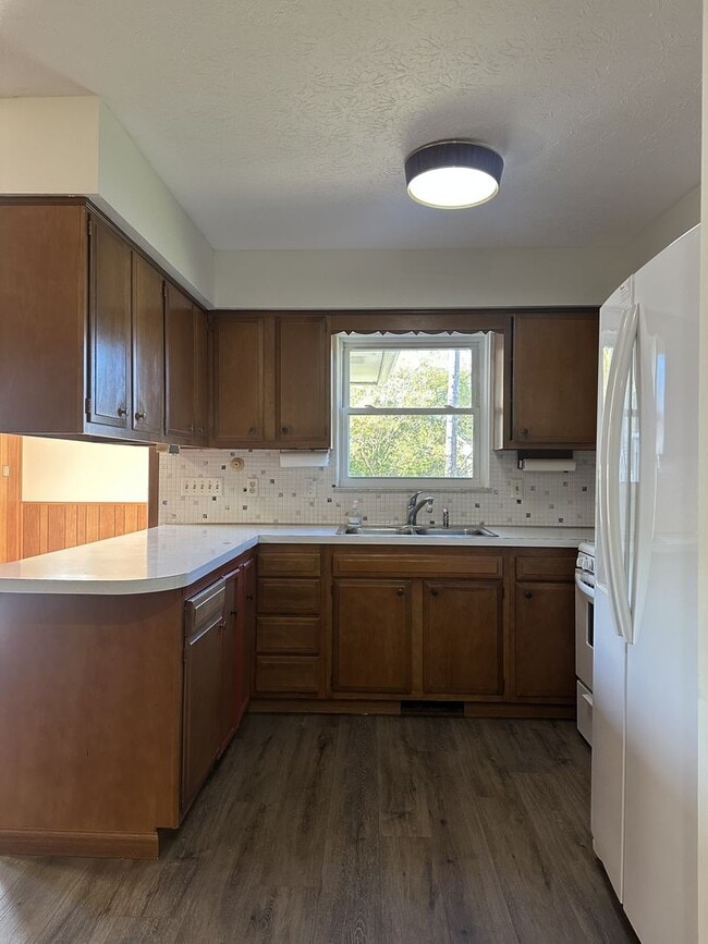 Building Photo - Welcome to this charming 3-bedroom, 2-bath...