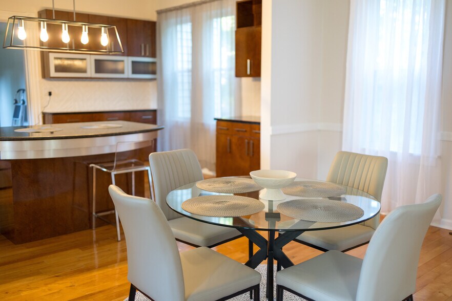 Building Photo - 5104 Abigail Dr