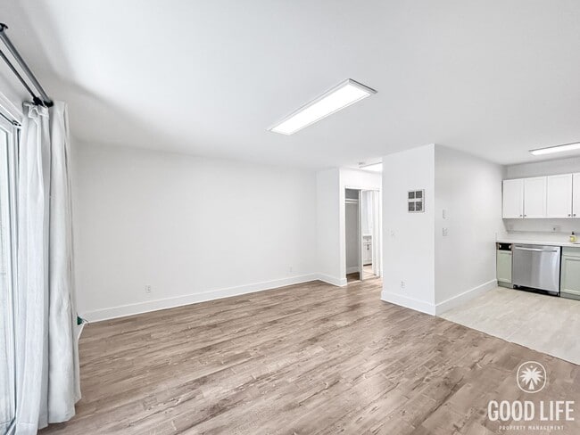 Building Photo - Great Studio Available for Rent in Mission...
