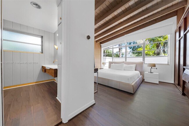 Building Photo - 2321 Tigertail Ct