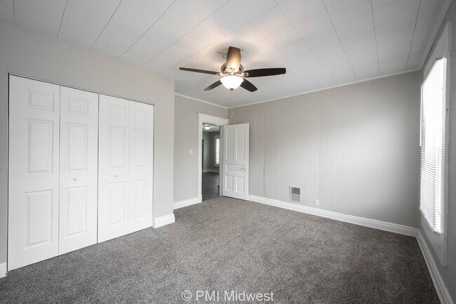 Building Photo - "Charming 3-Bedroom Duplex Haven on W 29th St – Spacious 1031 Sq Ft Gem in Indianapolis!"