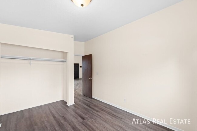 Building Photo - Charming 2-Bedroom Apartment in the Heart ...