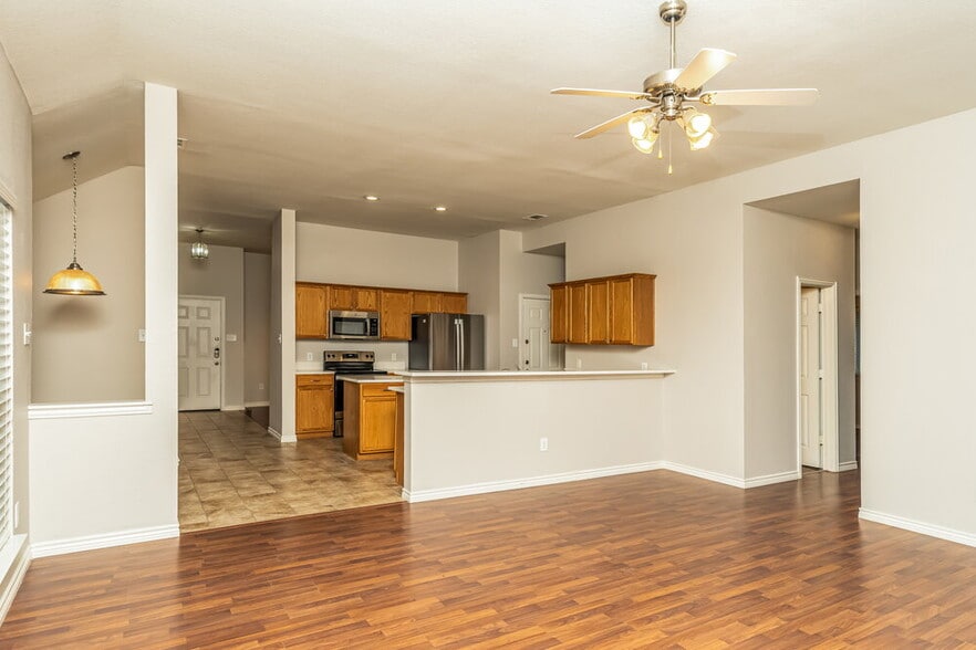 Building Photo - 419 Creekview Dr