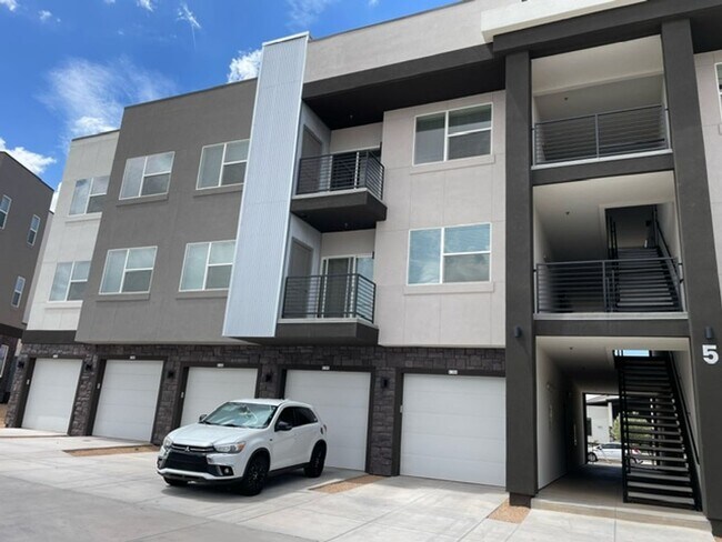 Building Photo - Resort-Style Living | 3 Bedroom Home with ...