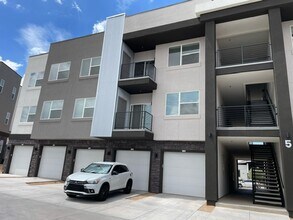 Building Photo - 3 Bedroom Condo in Desert Color with Flexible 6-12 Month Lease
