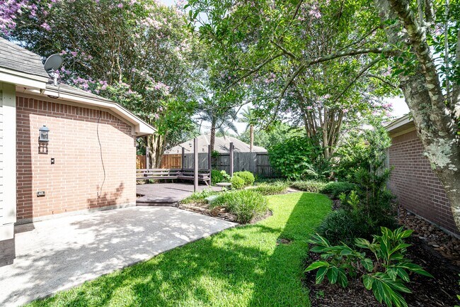 Building Photo - 2506 S Strathford Ln