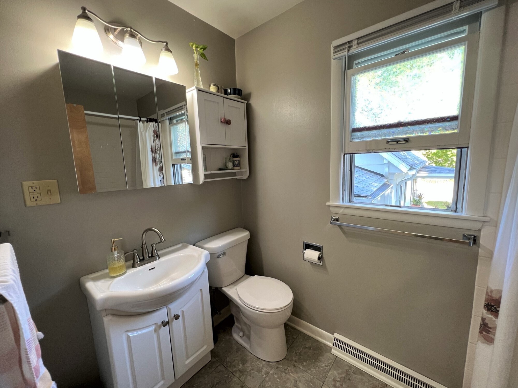 Building Photo - 103 W Oregon St