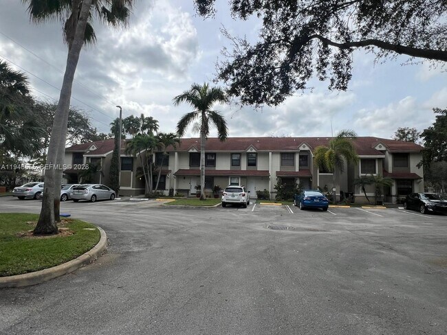 Building Photo - 252 City View Dr