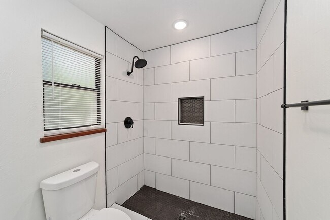 Building Photo - Beautifully Renovated 3 Bed 2 Bath Home in...