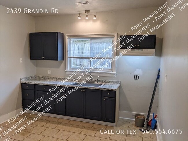 Building Photo - Raleigh Court 3 bed 1 bath Fresh Renovation