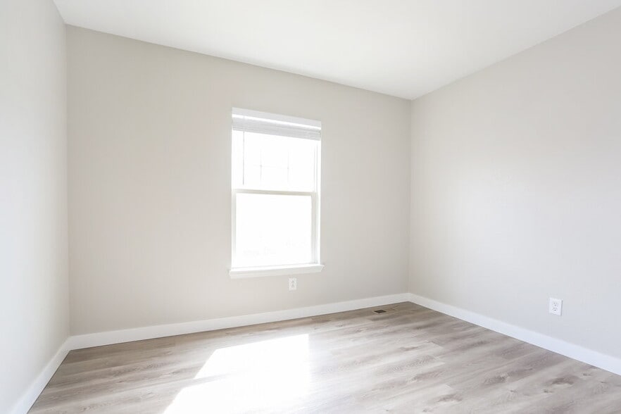 Building Photo - 17001 E Wyoming Dr