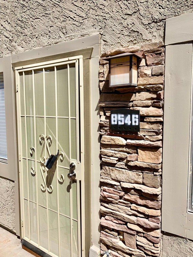 Building Photo - 8546 E Bellview St