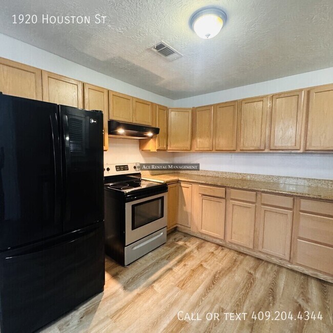 Building Photo - 1920 Houston St