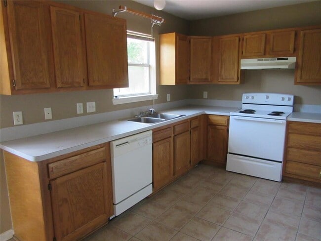 Building Photo - 5237 Pinewood Terrace