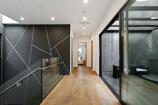 Building Photo - 356 N La Jolla Ave