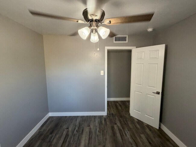 Building Photo - Newley Remodeled 3 BD 2 BA house with Big lot in SW Bakersfield