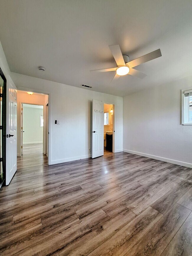 Building Photo - 10501 Observatory Dr