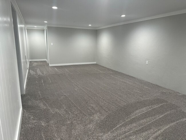Building Photo - 5 bedroom 2 1/2 bath home for rent