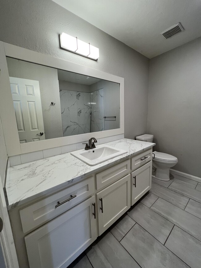 Building Photo - 2241 Donna Dr