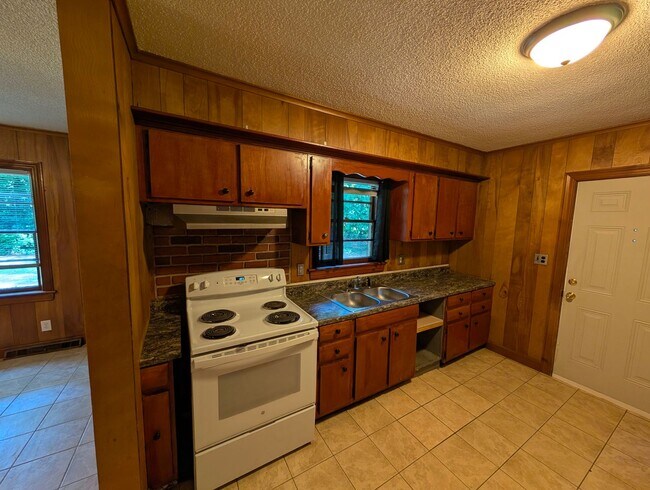 Building Photo - 3 Bedroom, 1.5 Bath Home with HVAC & Fenced Backyard