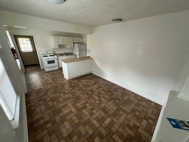 Building Photo - 3 Bed/ 1.5 Bath