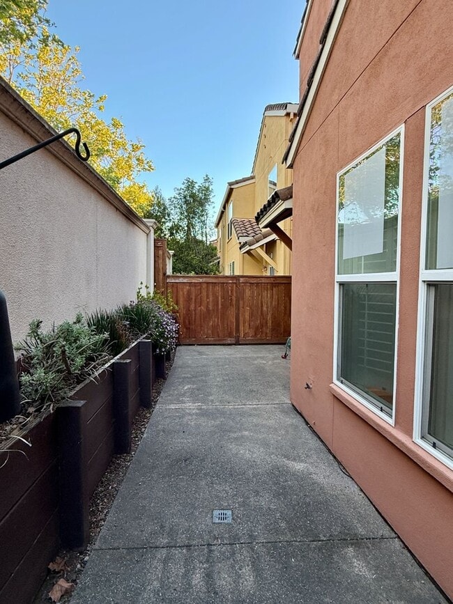 Building Photo - Gorgeous 3 bedroom, 2 and a half bathroom townhome in Hamilton Field for rent!