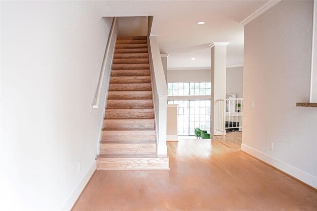 Building Photo - 5950 Lindenshire Ln