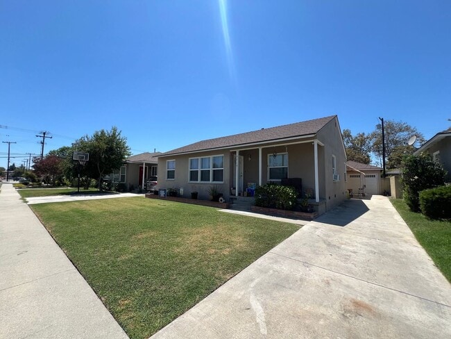 Building Photo - Long Beach 3 Bedroom 1.5 Bath House - 2 Ca...
