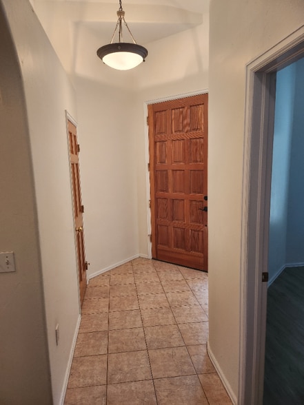 Building Photo - 407 Willow Ridge Ct