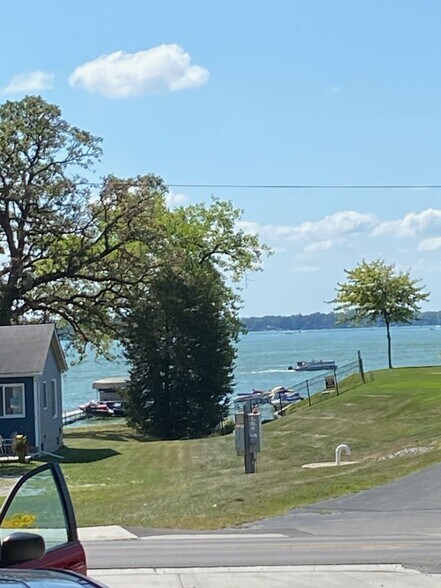 Building Photo - 8036 Lake Shore Dr