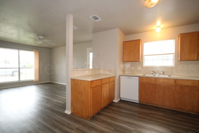 Building Photo - Amazing Three-Bedroom Townhome!