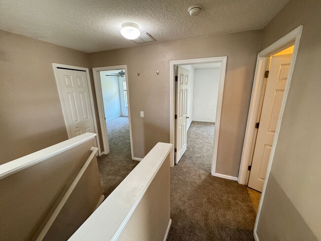 Building Photo - 5 Bedroom Townhome in Avalon Park! TESLA CHARGER INCLUDED!